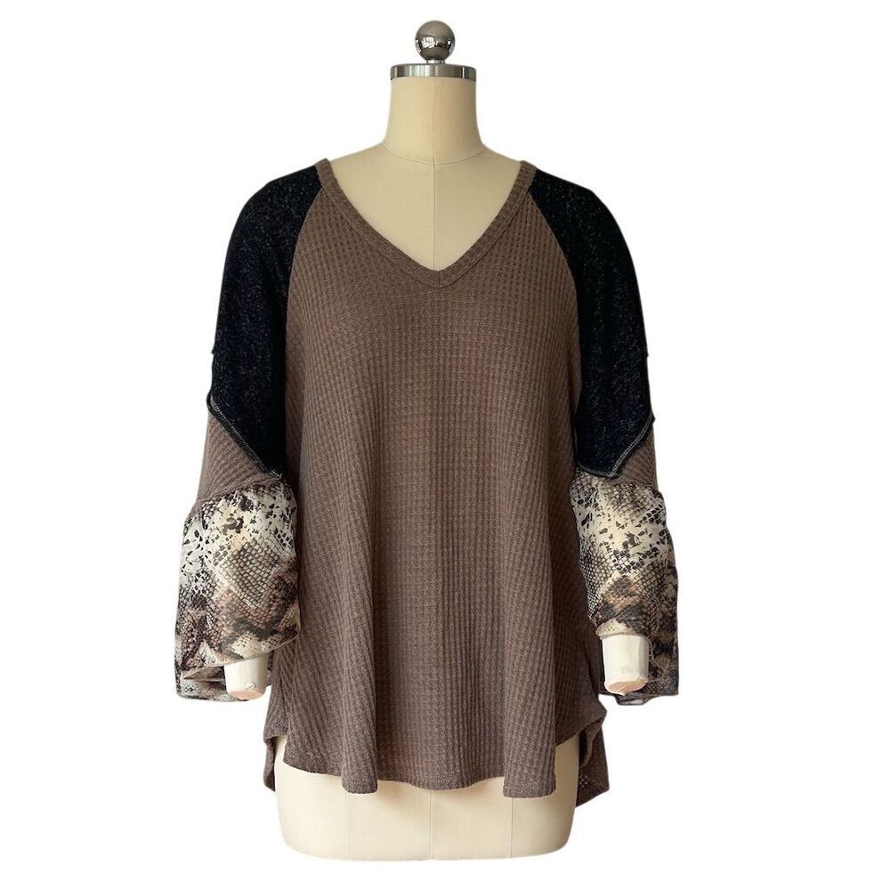 Hummingbird Women's V-Neck Waffle Knit Animal Print Blouse Size S